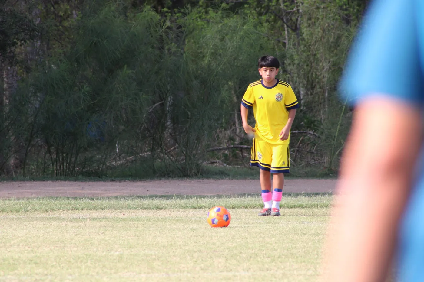 U12 player lining up a kick